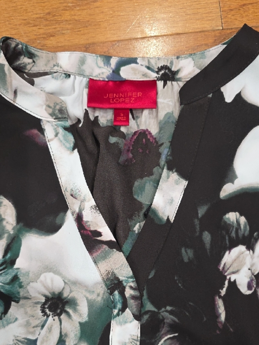 Jennifer Lopez Floral V-Neck Top - Picture 2 of 3